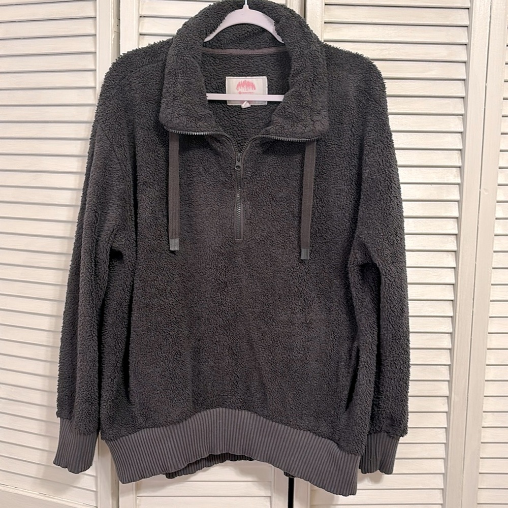 EUC cozy Sherpa pullover in size large. No flaws